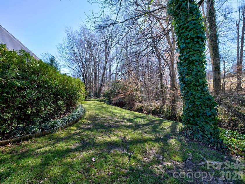16009 Cranleigh Drive, Huntersville, NC 28078.  MLS# CAR4344485, YatesRealty ID 27032. 