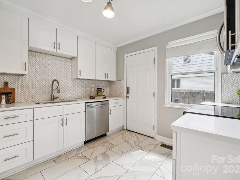 513 Inwood Drive, Charlotte, NC 28209.  MLS# CAR4251489, YatesRealty ID 27032. The bright, updated kitchen comes complete with quartz countertops, a coffee bar, and SS appliances.