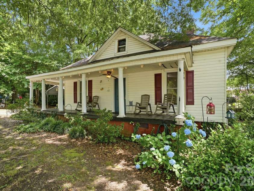1815 Hemlock Avenue, Gastonia, NC 28054.  MLS# CAR4383647, YatesRealty ID 27033. Front View of Home