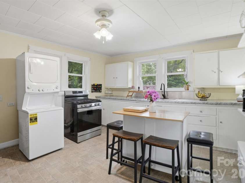 1815 Hemlock Avenue, Gastonia, NC 28054.  MLS# CAR4383647, YatesRealty ID 27033. Kitchen