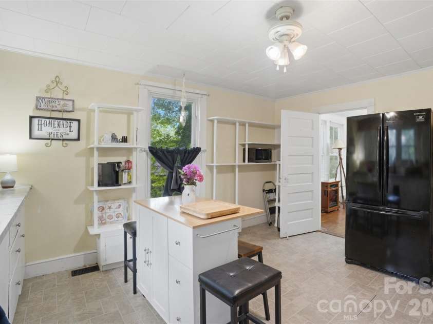 1815 Hemlock Avenue, Gastonia, NC 28054.  MLS# CAR4383647, YatesRealty ID 27033. Kitchen