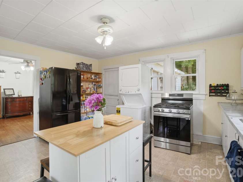 1815 Hemlock Avenue, Gastonia, NC 28054.  MLS# CAR4383647, YatesRealty ID 27033. Kitchen