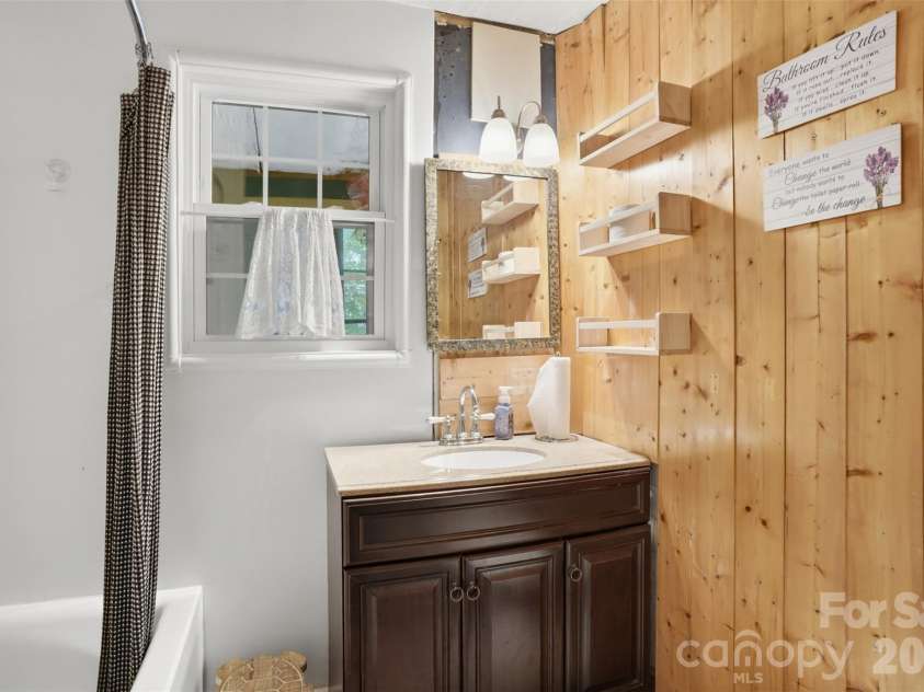 1815 Hemlock Avenue, Gastonia, NC 28054.  MLS# CAR4383647, YatesRealty ID 27033. Primary Bath on Main w/Shower (Updated)