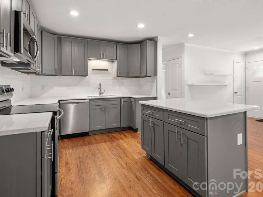 4300 Dowling Drive, Charlotte, NC 28205.  MLS# CAR4382193, YatesRealty ID 27034. 