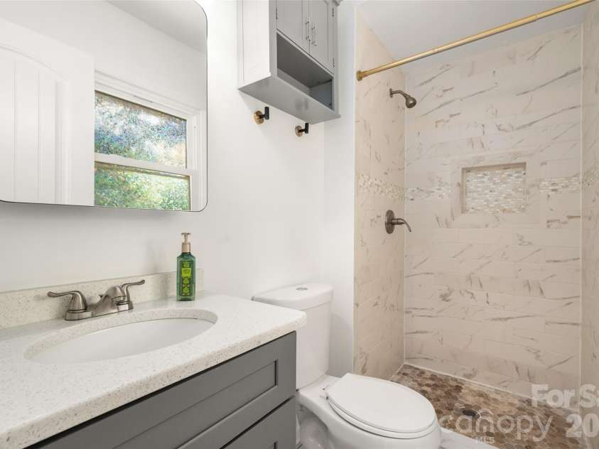 4300 Dowling Drive, Charlotte, NC 28205.  MLS# CAR4382193, YatesRealty ID 27034. Ensuite Bathroom