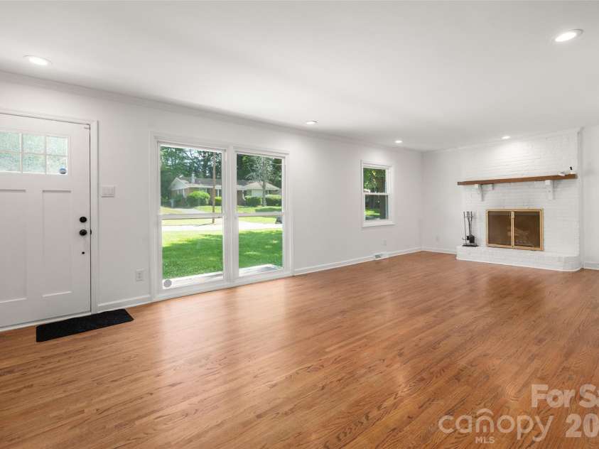 4300 Dowling Drive, Charlotte, NC 28205.  MLS# CAR4382193, YatesRealty ID 27034. Open Concept living space
