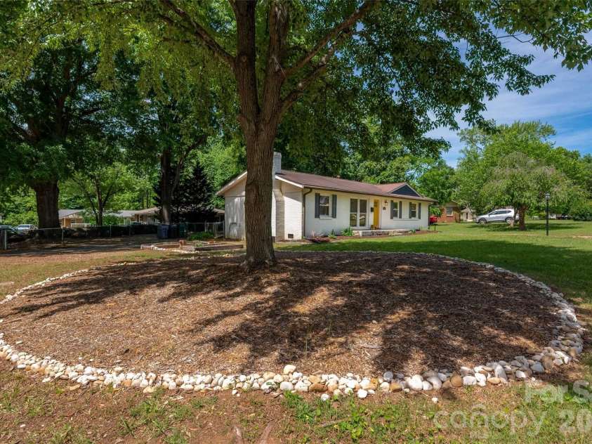 4300 Dowling Drive, Charlotte, NC 28205.  MLS# CAR4382193, YatesRealty ID 27034. Ready for you to make it your own!