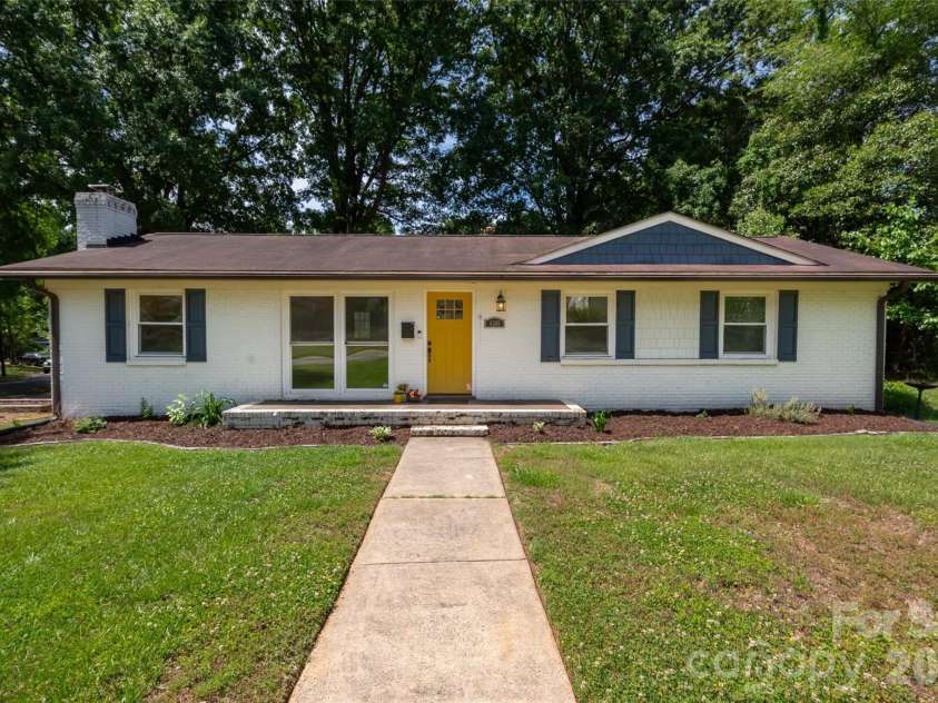 4300 Dowling Drive, Charlotte, NC 28205.  MLS# CAR4382193, YatesRealty ID 27034. Welcome Home!