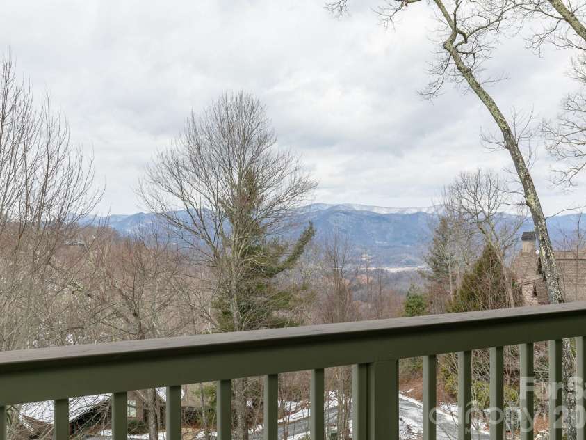 10 Stoney Falls Loop, Burnsville, NC 28714.  MLS# CAR4364156, YatesRealty ID 27036. 