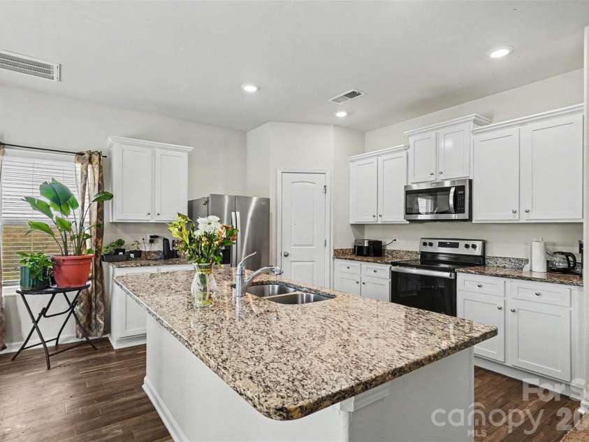 1112 Creedmore Court, Charlotte, NC 28215.  MLS# CAR4385093, YatesRealty ID 27037. 