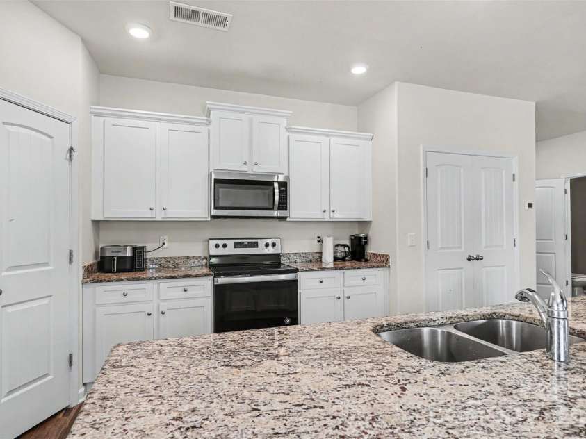 1112 Creedmore Court, Charlotte, NC 28215.  MLS# CAR4385093, YatesRealty ID 27037. 