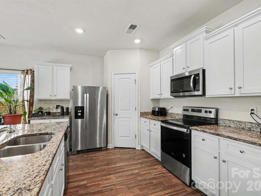1112 Creedmore Court, Charlotte, NC 28215.  MLS# CAR4385093, YatesRealty ID 27037. 