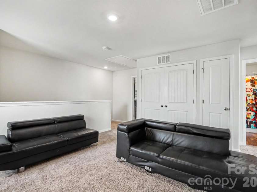 1112 Creedmore Court, Charlotte, NC 28215.  MLS# CAR4385093, YatesRealty ID 27037. 
