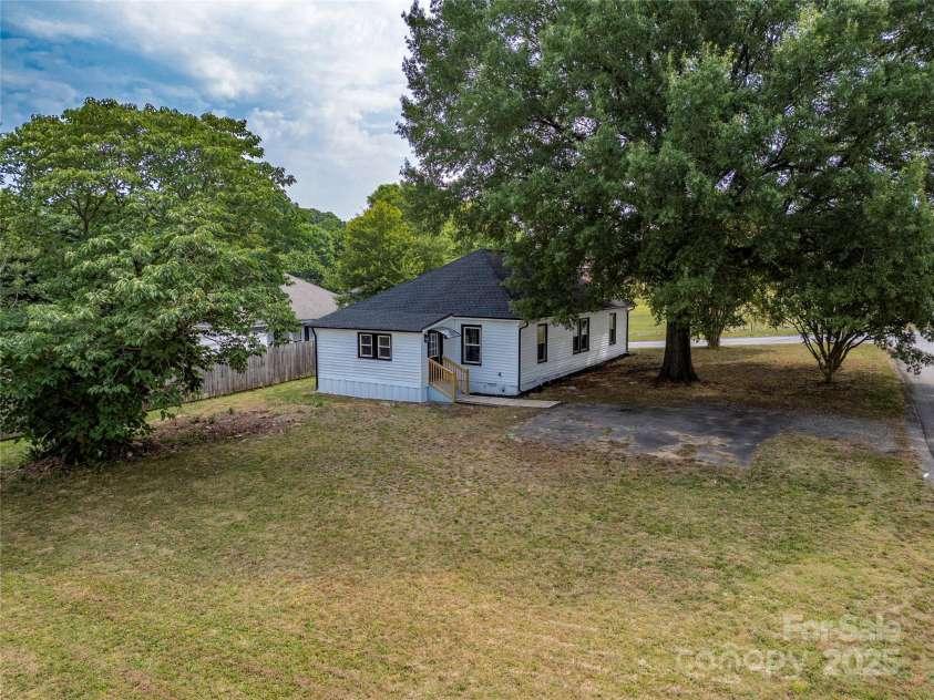 501 Apple Street, Gastonia, NC 28054.  MLS# CAR4280704, YatesRealty ID 27039. 