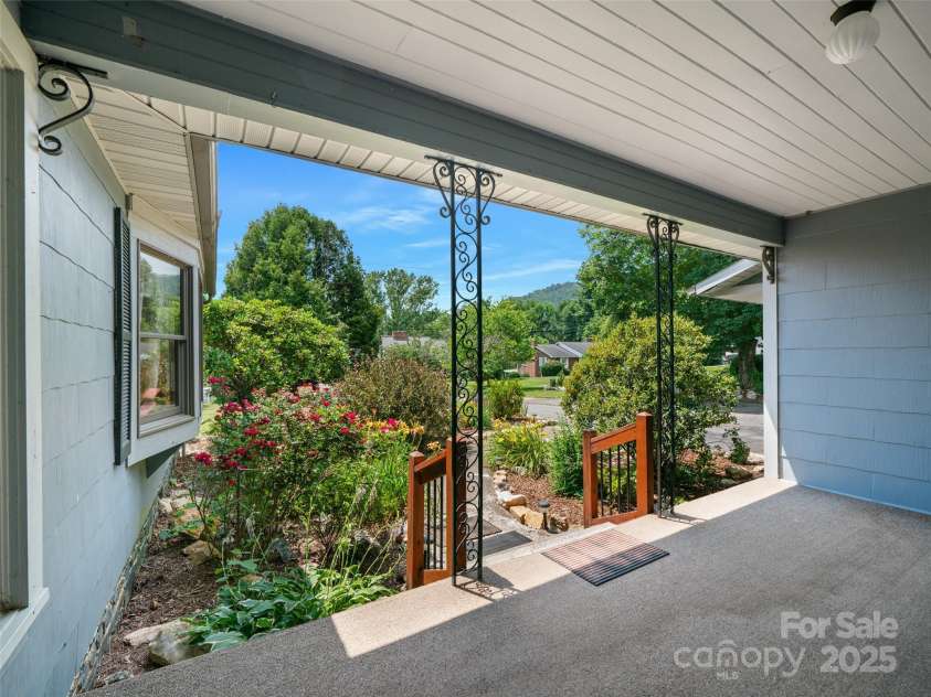 12 Robertson Street, Burnsville, NC 28714.  MLS# CAR4281124, YatesRealty ID 27041. 