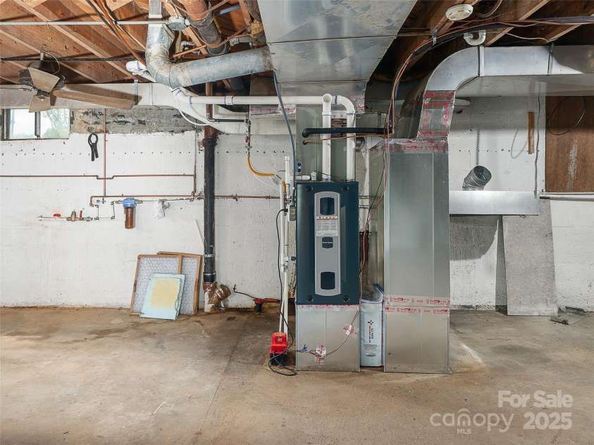 12 Robertson Street, Burnsville, NC 28714.  MLS# CAR4281124, YatesRealty ID 27041. 