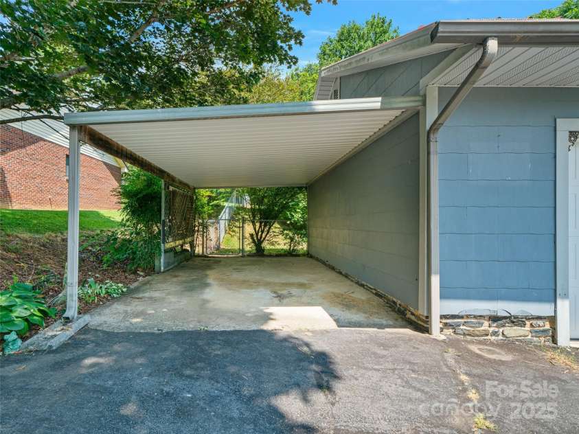 12 Robertson Street, Burnsville, NC 28714.  MLS# CAR4281124, YatesRealty ID 27041. 