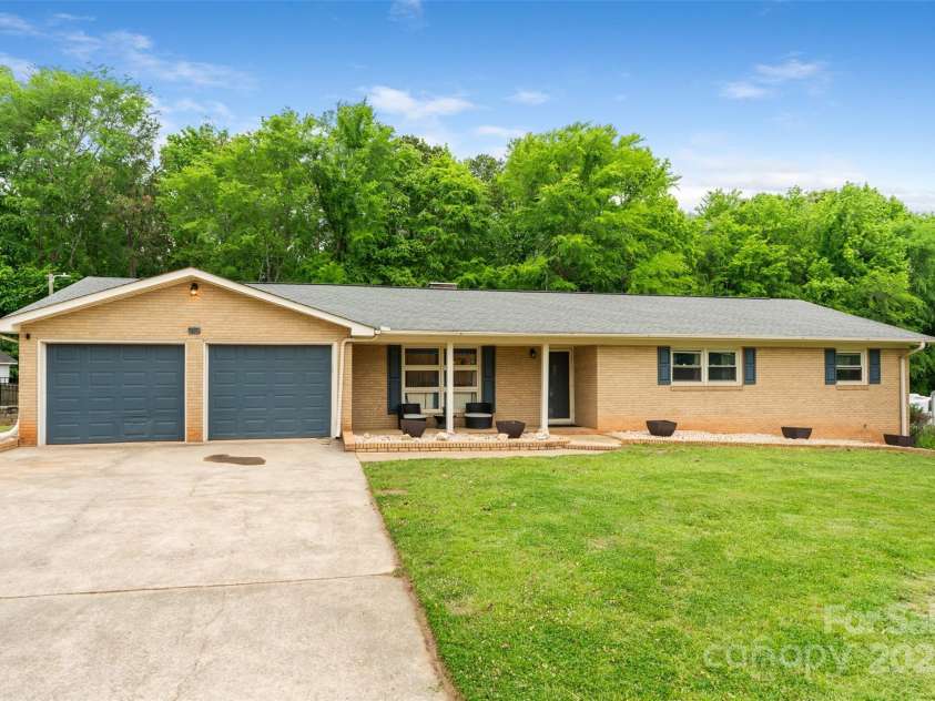 213 Lakeview Drive, Harrisburg, NC 28075.  MLS# CAR4253450, YatesRealty ID 27042. 