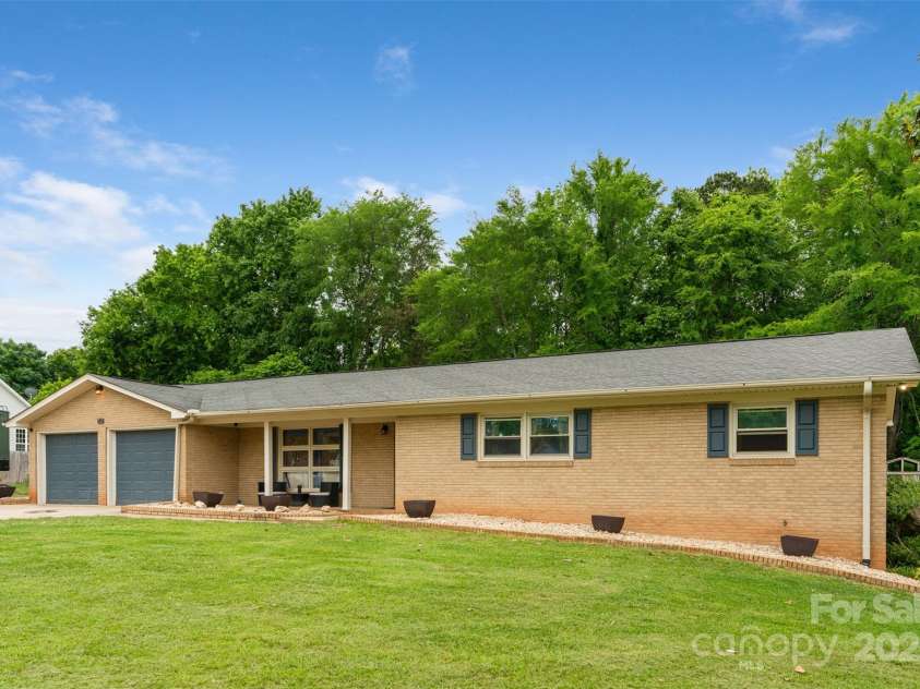 213 Lakeview Drive, Harrisburg, NC 28075.  MLS# CAR4253450, YatesRealty ID 27042. 