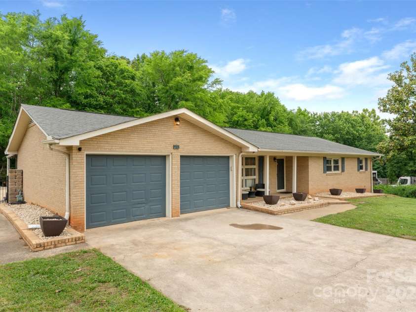 213 Lakeview Drive, Harrisburg, NC 28075.  MLS# CAR4253450, YatesRealty ID 27042. 