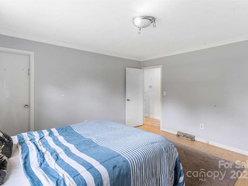 213 Lakeview Drive, Harrisburg, NC 28075.  MLS# CAR4253450, YatesRealty ID 27042. 