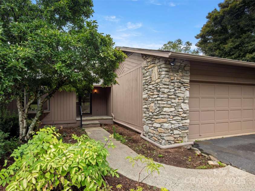 5 Ridge Terrace, Asheville, NC 28804.  MLS# CAR4308830, YatesRealty ID 27043. 