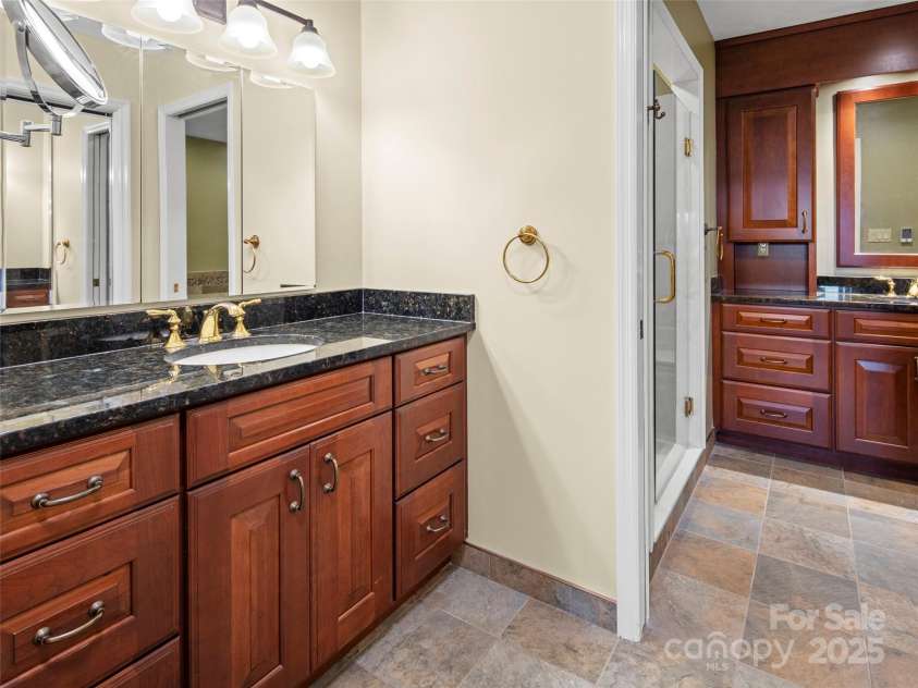 5 Ridge Terrace, Asheville, NC 28804.  MLS# CAR4308830, YatesRealty ID 27043. Primary Bathroom