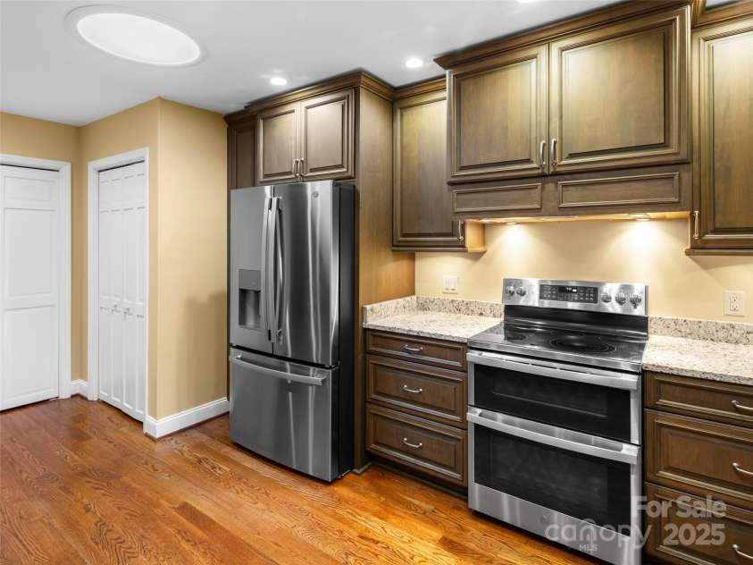 5 Ridge Terrace, Asheville, NC 28804.  MLS# CAR4308830, YatesRealty ID 27043. Updated Kitchen