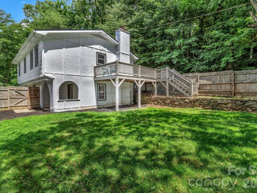 144 Pinehaven Drive, Clyde, NC 28721.  MLS# CAR4400037, YatesRealty ID 27045. 
