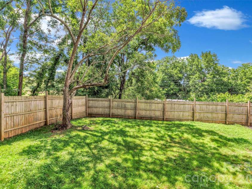 144 Pinehaven Drive, Clyde, NC 28721.  MLS# CAR4400037, YatesRealty ID 27045. 