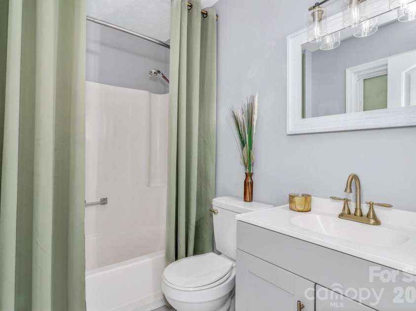 144 Pinehaven Drive, Clyde, NC 28721.  MLS# CAR4400037, YatesRealty ID 27045. 