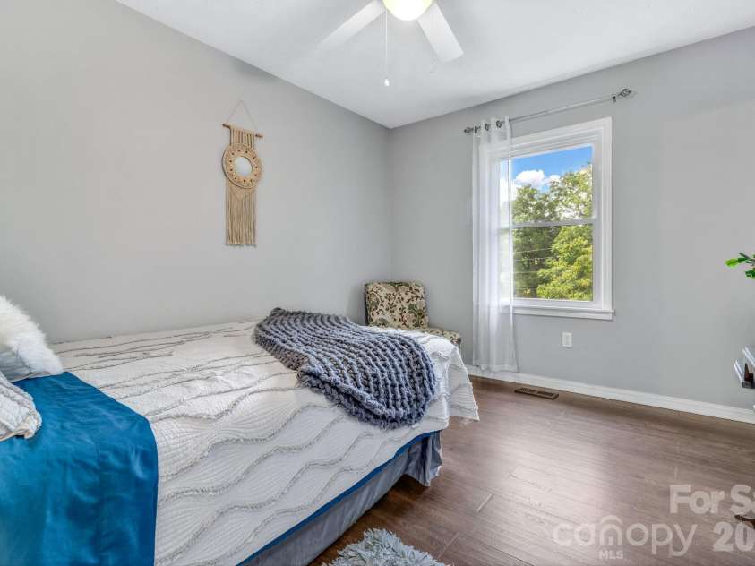 144 Pinehaven Drive, Clyde, NC 28721.  MLS# CAR4400037, YatesRealty ID 27045. 
