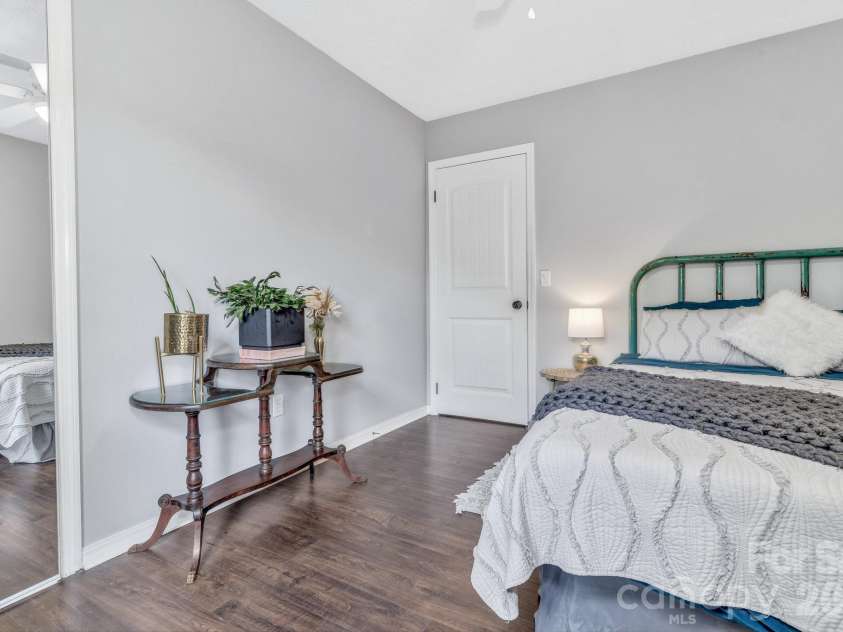 144 Pinehaven Drive, Clyde, NC 28721.  MLS# CAR4400037, YatesRealty ID 27045. 