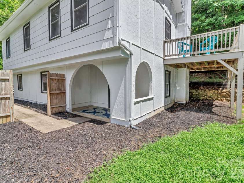 144 Pinehaven Drive, Clyde, NC 28721.  MLS# CAR4400037, YatesRealty ID 27045. 