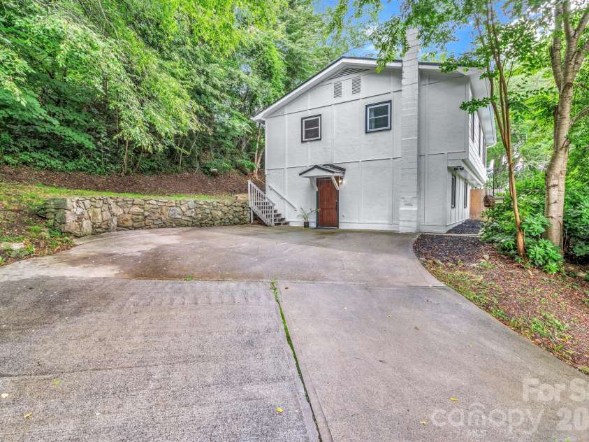 144 Pinehaven Drive, Clyde, NC 28721.  MLS# CAR4400037, YatesRealty ID 27045. 
