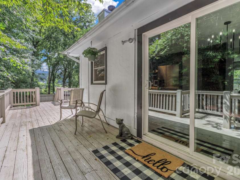 144 Pinehaven Drive, Clyde, NC 28721.  MLS# CAR4400037, YatesRealty ID 27045. Lots of seating areas