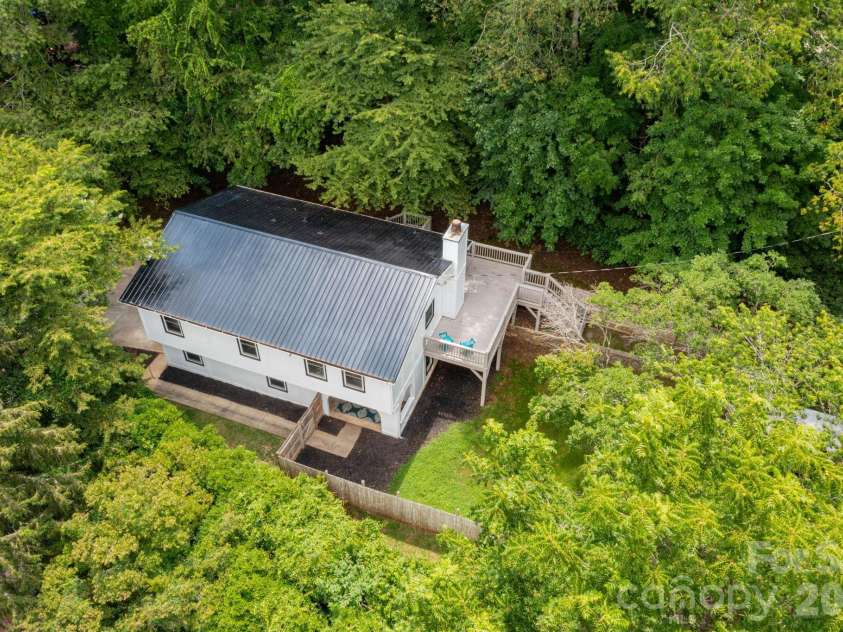 144 Pinehaven Drive, Clyde, NC 28721.  MLS# CAR4400037, YatesRealty ID 27045. Nice private property