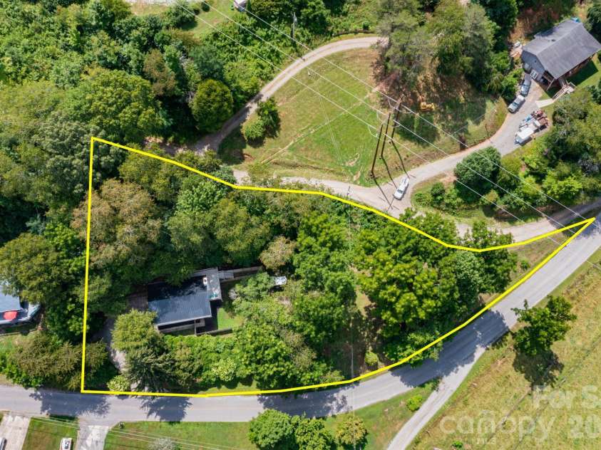 144 Pinehaven Drive, Clyde, NC 28721.  MLS# CAR4403894, YatesRealty ID 27045. 