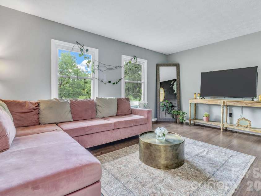 144 Pinehaven Drive, Clyde, NC 28721.  MLS# CAR4403894, YatesRealty ID 27045. Large living room