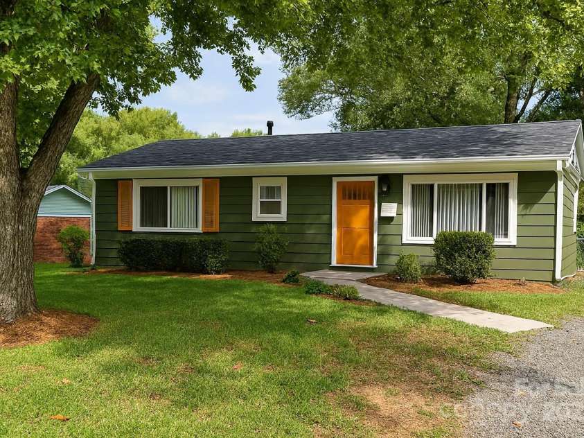 621 Reeves Court, Charlotte, NC 28208.  MLS# CAR4281907, YatesRealty ID 27045. 
