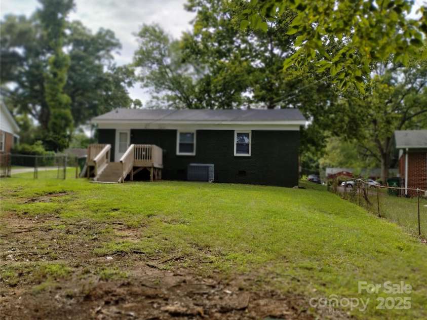 621 Reeves Court, Charlotte, NC 28208.  MLS# CAR4281907, YatesRealty ID 27045. Fenced in Backyard