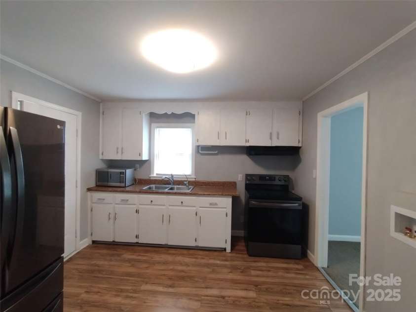 621 Reeves Court, Charlotte, NC 28208.  MLS# CAR4281907, YatesRealty ID 27045. Kitchen