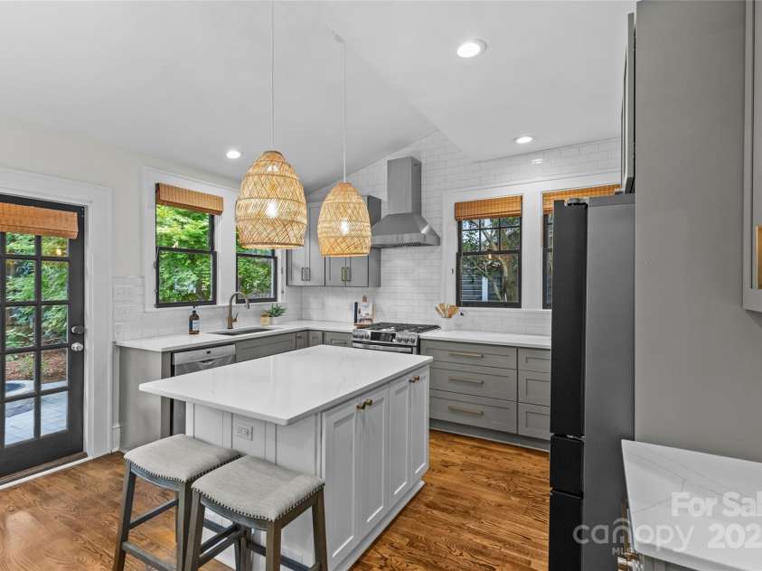 1612 Thomas Avenue, Charlotte, NC 28205.  MLS# CAR4278671, YatesRealty ID 27046. 