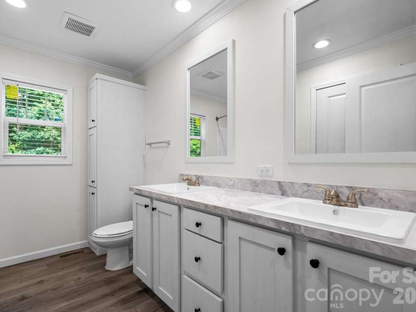 4960 Berkley Street, Morganton, NC 28655.  MLS# CAR4388061, YatesRealty ID 27047. Hall bath with double vanities!!