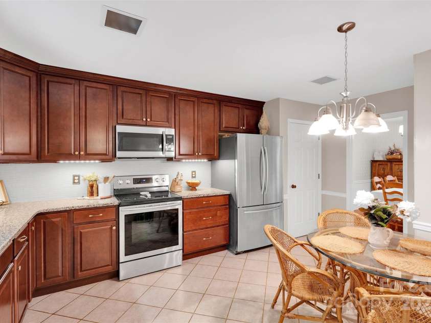 470 17th Avenue Drive, Hickory, NC 28601.  MLS# CAR4281198, YatesRealty ID 27049. 