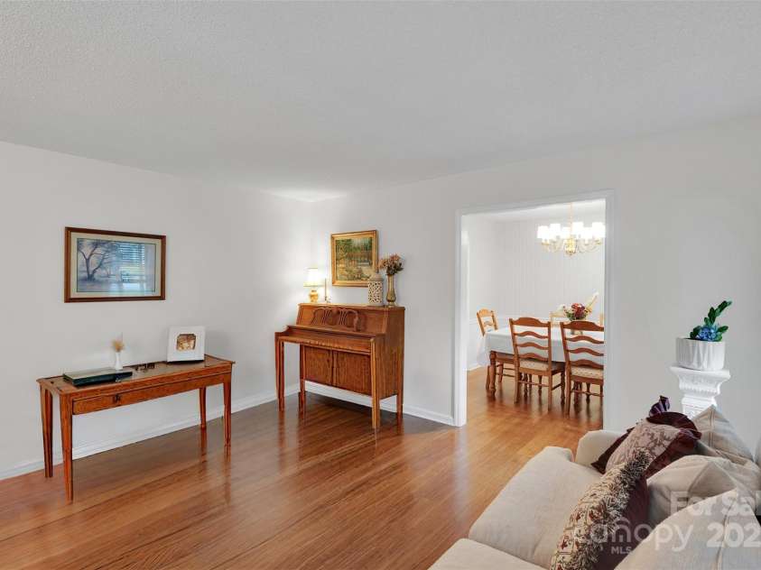 470 17th Avenue Drive, Hickory, NC 28601.  MLS# CAR4281198, YatesRealty ID 27049. 