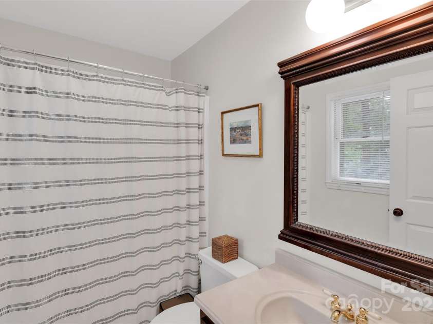 470 17th Avenue Drive, Hickory, NC 28601.  MLS# CAR4281198, YatesRealty ID 27049. 