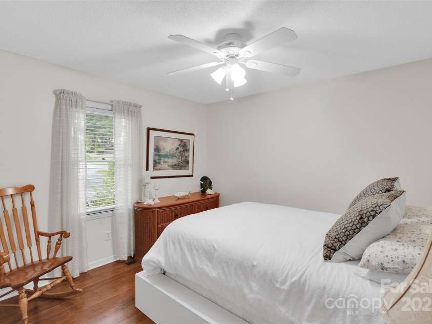 470 17th Avenue Drive, Hickory, NC 28601.  MLS# CAR4281198, YatesRealty ID 27049. 