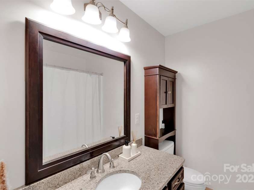 470 17th Avenue Drive, Hickory, NC 28601.  MLS# CAR4281198, YatesRealty ID 27049. 