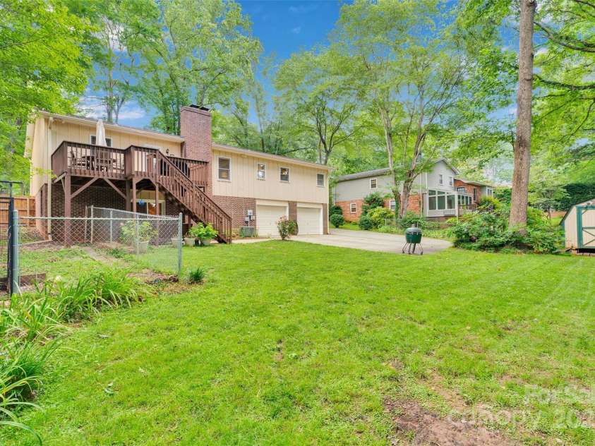 470 17th Avenue Drive, Hickory, NC 28601.  MLS# CAR4281198, YatesRealty ID 27049. 